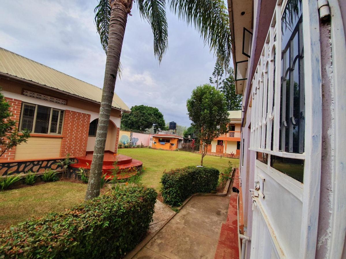 Annas Bed And Breakfast Entebbe Exterior photo