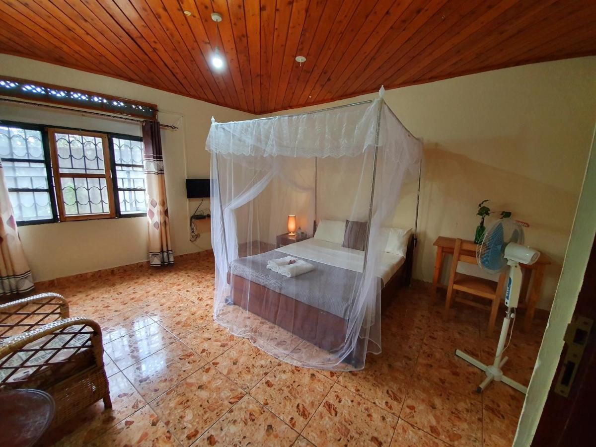 Annas Bed And Breakfast Entebbe Exterior photo